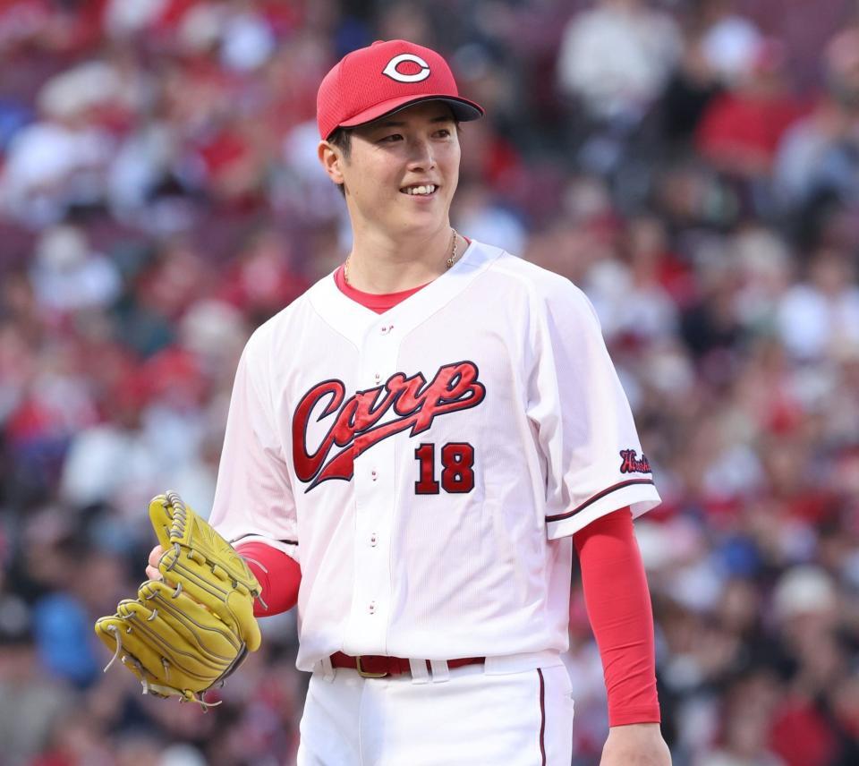 　１回、矢野の好守に笑みを浮かべる森下（撮影・市尻達拡）