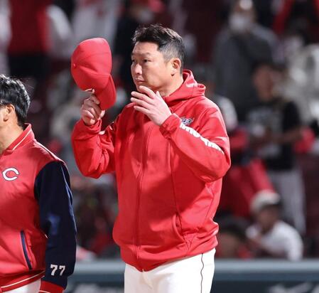 　敗戦後、帽子をとってファンにあいさつする新井監督（撮影・市尻達拡）