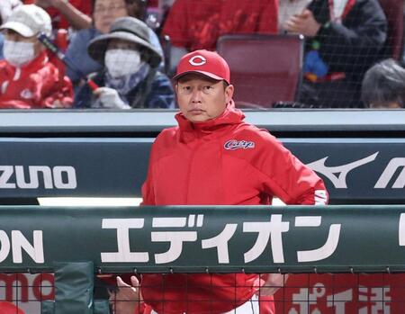 　６回表を終え、グラウンドに視線を送る新井監督（撮影・市尻達拡）