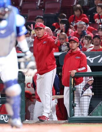 　８回、選手交代を告げる新井監督（撮影・市尻達拡）