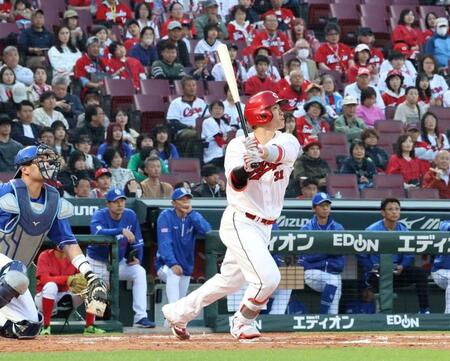 　２回、今季初のマツダスタジアム登場で右越えソロを放つ坂倉（撮影・市尻達拡）