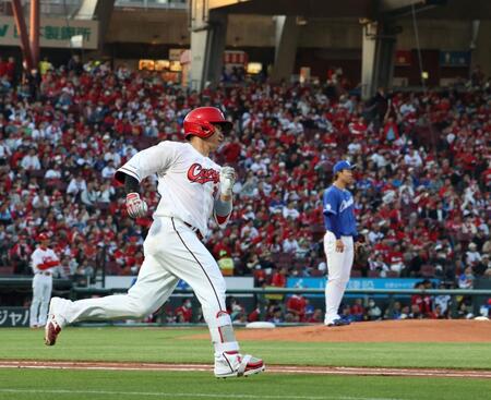 　２回、今季初のマツダスタジアム登場で右越えソロを放つ坂倉（撮影・市尻達拡）