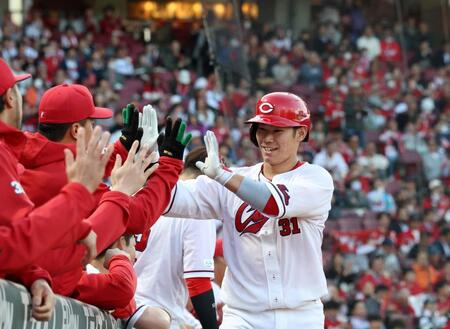 　２回、右越えソロを放ち、タッチを交わす坂倉（撮影・市尻達拡）