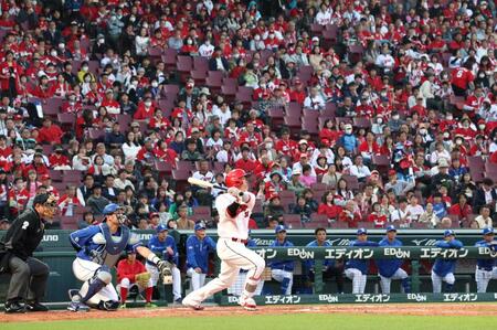 広島・坂倉が復帰1号 マツダ今季初打席で決めた! 名前コールにスタンド大歓声「ありがたかったです」
