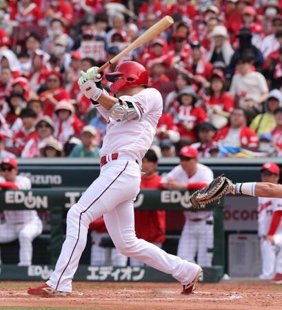 　３回、右前タイムリーを放つ中村奨（撮影・市尻達拡）