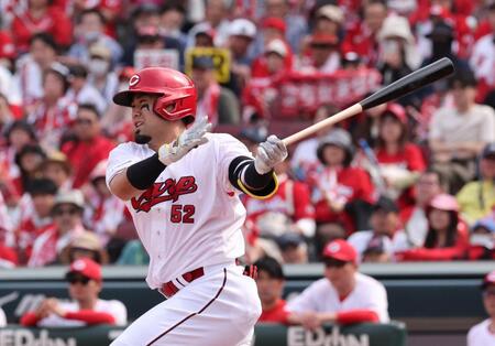 　６回、左前タイムリーを放つ末包（撮影・市尻達拡）