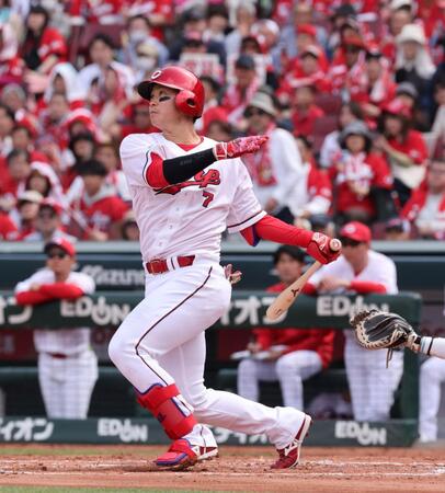 　３回、左前打を放つ堂林（撮影・市尻達拡）