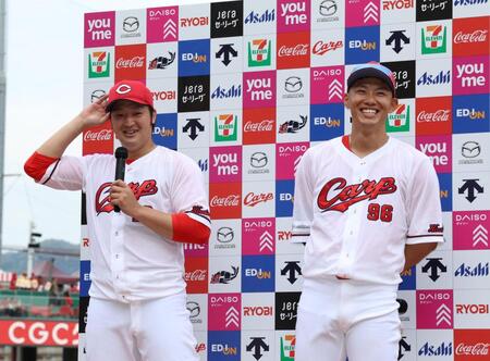 　お立ち台で笑顔を見せる床田と中村奨（撮影・市尻達拡）