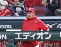 　６回表を終え、グラウンドに視線を送る新井監督（撮影・市尻達拡）