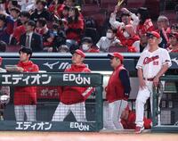 　９回、好守に阻まれ、堂林が二ゴロに倒れると、ベンチでのけ反る新井監督（撮影・市尻達拡）