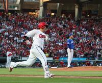 　２回、今季初のマツダスタジアム登場で右越えソロを放つ坂倉（撮影・市尻達拡）