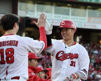 　２回、右越えソロを放ち、タッチを交わす坂倉（撮影・市尻達拡）