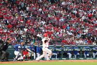 　２回、今季初のマツダスタジアム登場で、ソロを放つ坂倉（撮影・市尻達拡）