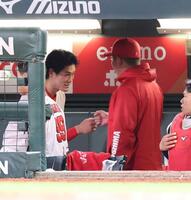 　９回、プロ初登板を１回無失点で終え、新井監督から労をねぎらわれる斉藤（撮影・市尻達拡）