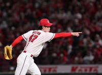 　９回、ボスラーを空振り三振に仕留めたあと、坂倉のミットからこぼれた球を指さす斉藤（撮影・市尻達拡）