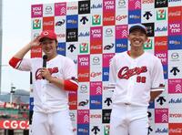 　お立ち台で笑顔を見せる床田と中村奨（撮影・市尻達拡）