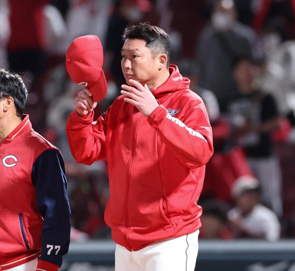 　敗戦後、帽子をとってファンにあいさつする新井監督（撮影・市尻達拡）