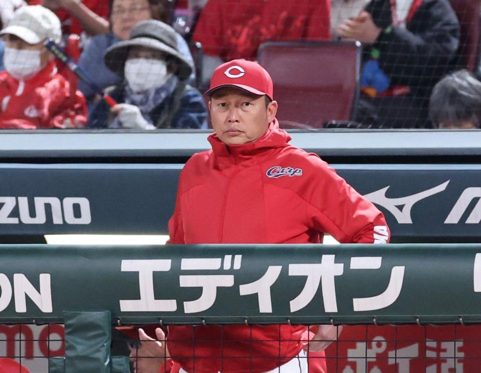 　６回表を終え、グラウンドに視線を送る新井監督（撮影・市尻達拡）