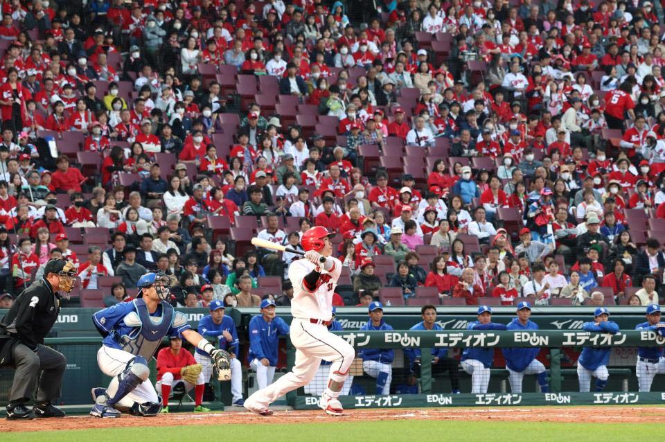 　２回、今季初のマツダスタジアム登場で、ソロを放つ坂倉（撮影・市尻達拡）