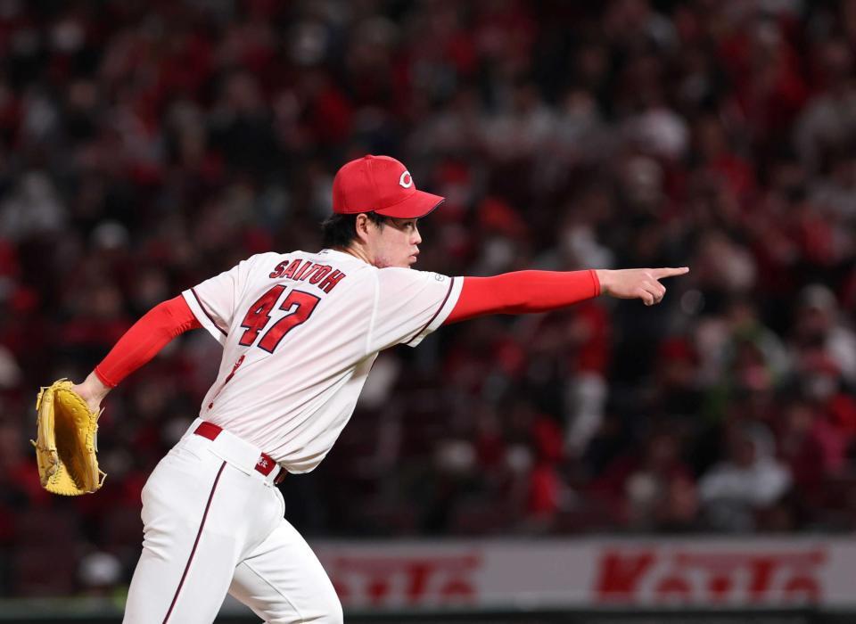 　９回、ボスラーを空振り三振に仕留めたあと、坂倉のミットからこぼれた球を指さす斉藤（撮影・市尻達拡）