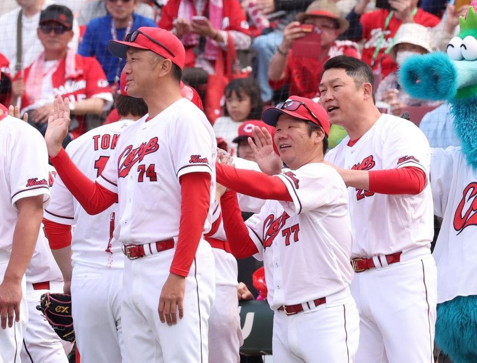 　帽子をとって床田を出迎える新井監督（撮影・市尻達拡）