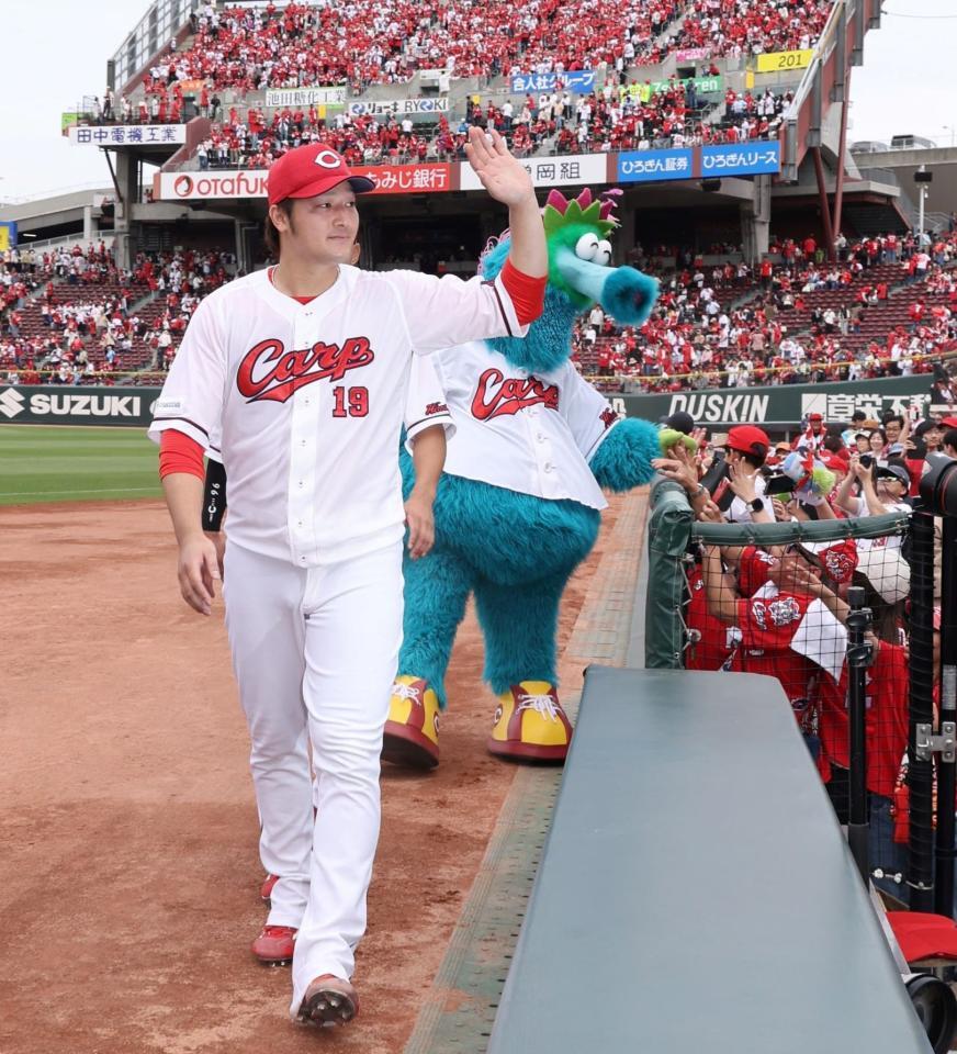 　ファンの声援に手を振って応える床田（撮影・市尻達拡）