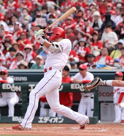 　３回、右前タイムリーを放つ中村奨（撮影・市尻達拡）