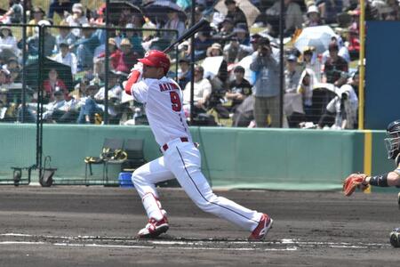 　１回、左前打を放つ秋山