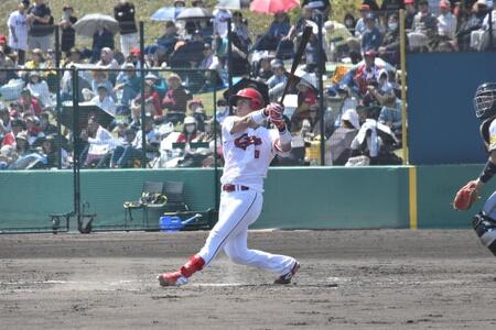　３回、豪快なスイングを見せる佐々木