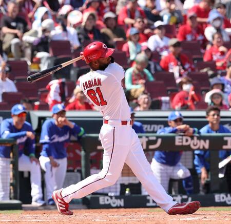 　４回、右中間への二塁打を放つファビアン（撮影・市尻達拡）