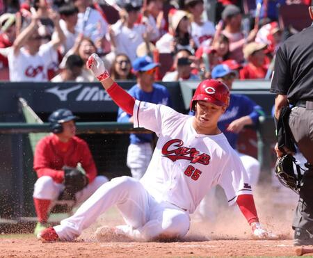 　４回、ファビアンの左前２点タイムリーで、本塁へ滑り込む玉村（撮影・市尻達拡）