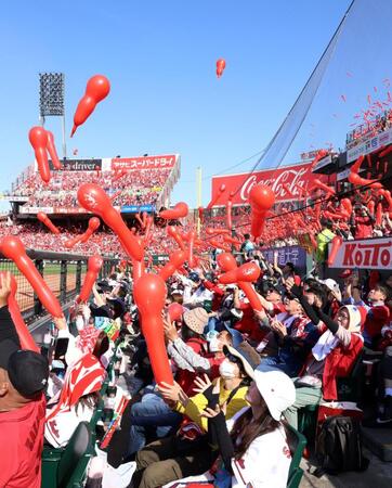 　７回の攻撃を前に、赤い風船を飛ばす鯉党（撮影・市尻達拡）