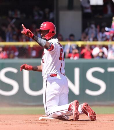 　４回、右中間への二塁打でヘッドスライディングし、人さし指を立てるファビアン（撮影・市尻達拡）