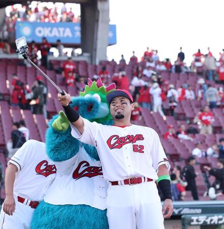 　ヒーローインタビュー後、自撮りをする末包（撮影・市尻達拡）