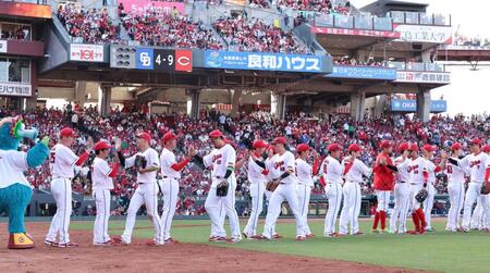 　勝利で終え、タッチを交わす広島ナイン（撮影・市尻達拡）