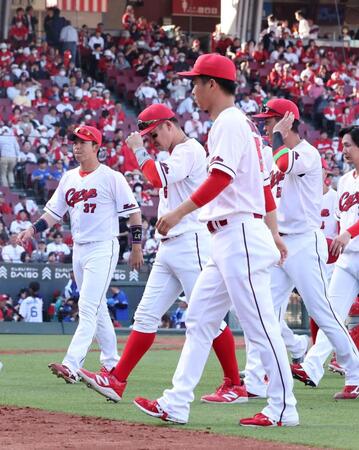 　ファンへのあいさつを終え、ベンチに引き上げる小園（撮影・市尻達拡）