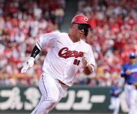 　６回、末包の左前打で本塁へ向かう