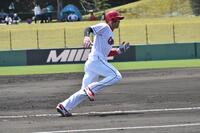 　１回、ラミレスの適時二塁打で本塁に向かう秋山