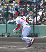 　１回、左前打を放つ秋山