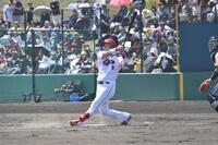 　３回、豪快なスイングを見せる佐々木