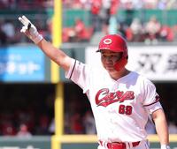 　４回、左前タイムリーを放ち、右手を突き上げる山足（撮影・市尻達拡）