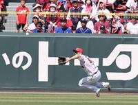 　４回、細川が放った左中間への打球を好捕する中村奨（撮影・市尻達拡）