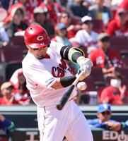 　４回、右翼線へのタイムリーを放つ末包（撮影・市尻達拡）