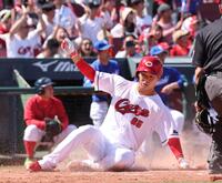 　４回、ファビアンの左前２点タイムリーで、本塁へ滑り込む玉村（撮影・市尻達拡）