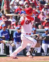 　４回、左前２点タイムリーを放つ玉村（撮影・市尻達拡）