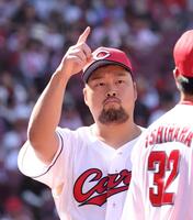 　１回無失点で終え、人さし指を立てる中崎（撮影・市尻達拡）