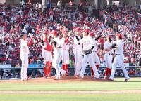 　勝利で終え、タッチを交わす広島ナイン（撮影・市尻達拡）