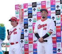 末包昇大と上がったお立ち台で、拳を突き上げる山足達也（撮影・市尻達拡）