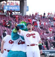 　ヒーローインタビュー後、自撮りをする末包（撮影・市尻達拡）