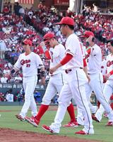 　ファンへのあいさつを終え、ベンチに引き上げる小園（撮影・市尻達拡）